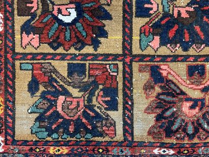 null Tapis persan en laine, motifs de caissons fleuris sur fond bleu et marron.

Usures.

194...