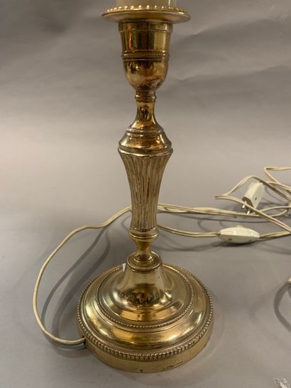 null Flambeau en métal argenté.

Style Louis XVI.

H. : 25 cm