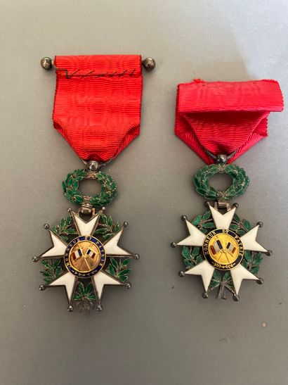 null Deux médailles de chevalier de la Légion d'Honneur.