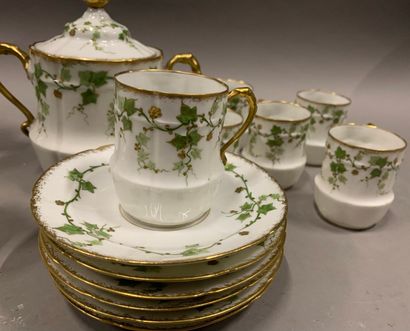  Service à thé et café en porcelaine à décor de lierre. 
Fin du XIXème ou début du...
