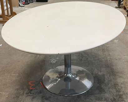 Oval dining table with chromed metal legs 
H: 74 cm, top: 160 x 110 cm 
Stains and...