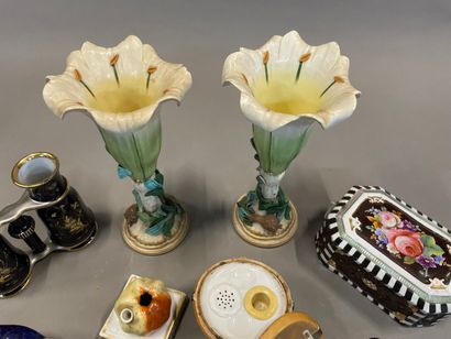 Set of decorative earthenware including :...
