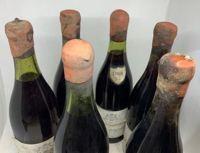  12 bouteilles de VOSNE ROMANEE de B. de Monthélie : 
- 8 de 1961, 2 haute épaule,...