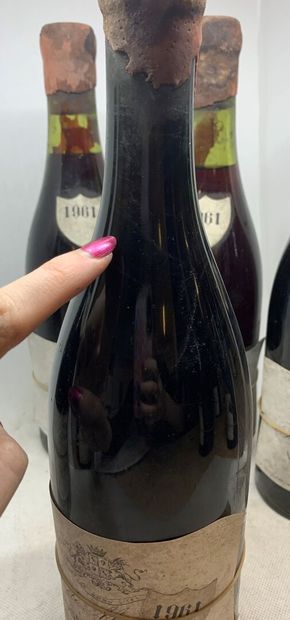  10 bouteilles de VOSNE ROMANEE 1961 de B. de Monthélie, 3 haute épaule, 2 mi-épaule,...