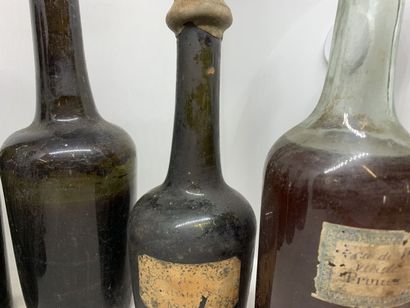  12 bouteilles d'alcools non identifiées (sauf 1 eau de vie de 1914) bouteilles soufflées...