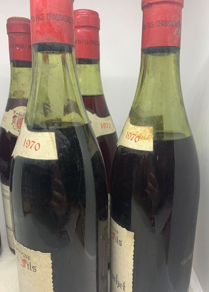  5 bouteilles de CHASSAGNE-MONTRACHET 1970 du Domaine Morey & Fils, 3 haute épaule,...