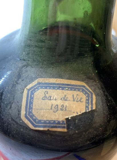  12 bouteilles anciennes non identifiées d'eau de vie : 
- 4 épaulées, avec cachets...
