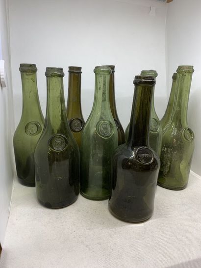 null 
27 bouteilles anciennes vides, dont 1 de Chypre et 9 bouteilles pleines non...