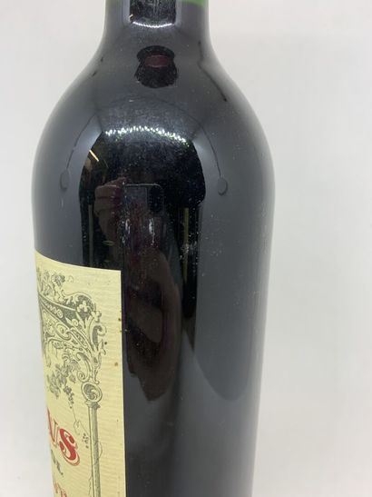  1 bouteille de PETRUS Pomerol 1992, Grand Vin, Mme L.P. Lacoste-Loubat, étiquette...