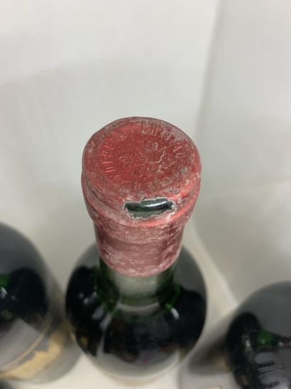 null 5 bouteilles : 

- 3 Château PALMER Margaux 1990, étiquettes et capsules très...