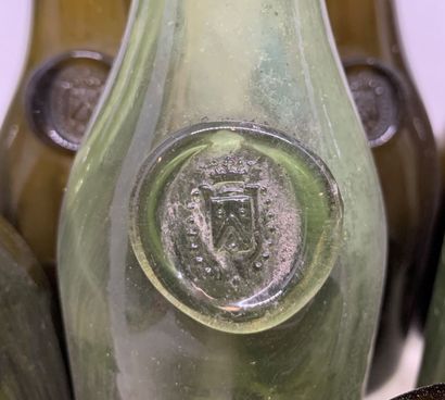  27 bouteilles anciennes vides, dont 1 de Chypre et 9 bouteilles pleines non identifiées...