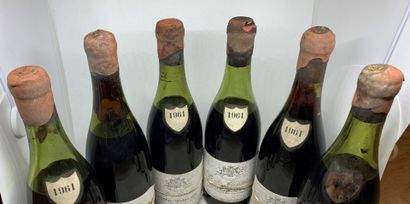  12 bouteilles de VOSNE ROMANEE de B. de Monthélie : 
- 8 de 1961, 2 haute épaule,...