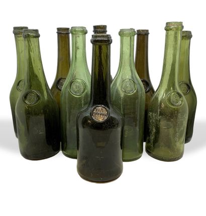  27 bouteilles anciennes vides, dont 1 de Chypre et 9 bouteilles pleines non identifiées...