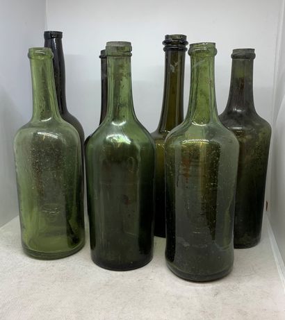  17 bouteilles anciennes vides