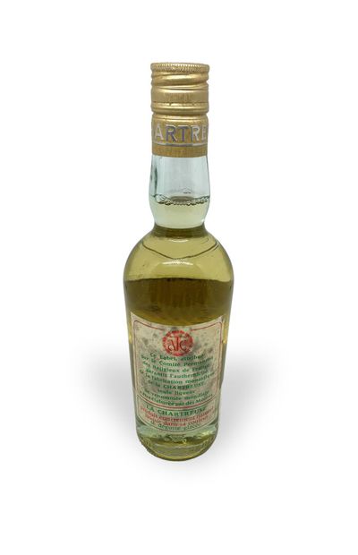 null 1 half-bottle, 35 cl of CHARTREUSE JAUNE VOIRON, 70's, very slightly dirty label...