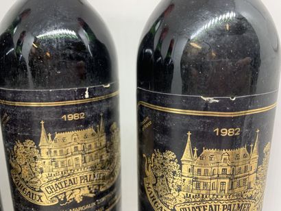  4 bouteilles de Château PALMER Margaux 1982, 2 très légèrement bas, 2 haute épaule,...