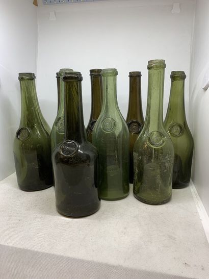 null 
27 bouteilles anciennes vides, dont 1 de Chypre et 9 bouteilles pleines non...
