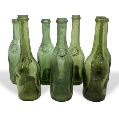  15 petites bouteilles anciennes vides, avec cachets