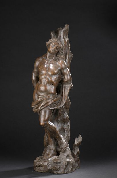 null Saint Sébastien en noyer sculpté avec infimes traces de polychromie, dos ébauché....