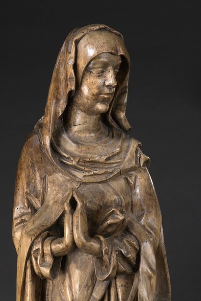 null Vierge de Calvaire en tilleul sculpté, dos creusé. La Vierge, vêtue d'une robe...
