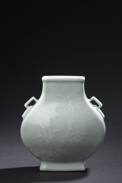 null CHINE - XXe siècle

Vase balustre de section rectangulaire en porcelaine émaillée...
