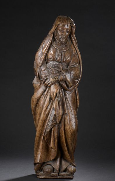 Vierge de Calvaire en noyer sculpté. La Vierge,...