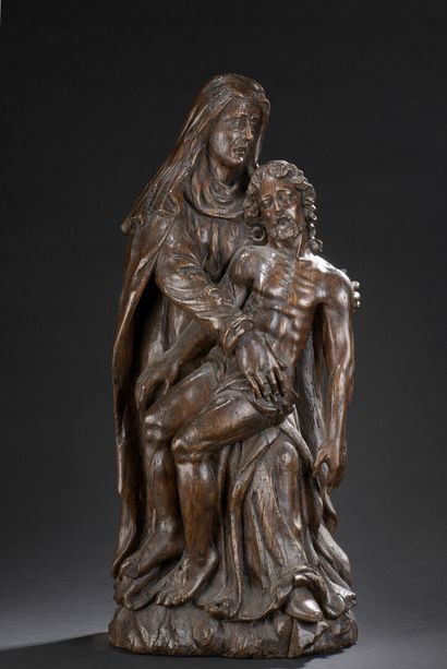 null Vierge de Pitié en chêne sculpté, dos creusé. La Vierge assise retient de sa...