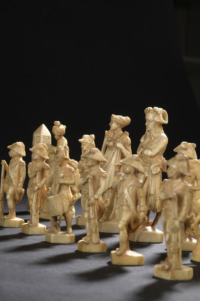 null 
Trente-deux pièces de jeu d'échec en ivoire sculpté, sur le thème d'une bataille...