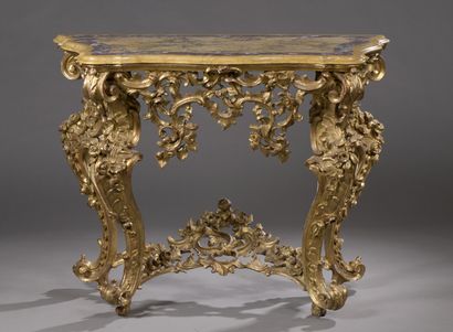 null Table console en bois doré à décor ajouré de rinceaux de feuillages et fleurs,...