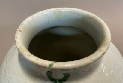 null CHINE - XIXe siècle

Vase balustre en porcelaine émaillée céladon à décor sous...