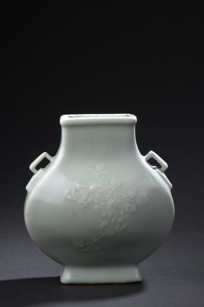 null CHINE - XXe siècle

Vase balustre de section rectangulaire en porcelaine émaillée...