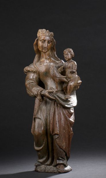 null Vierge à l'Enfant en bois sculpté en ronde-bosse et polychromé. La Vierge couronnée...