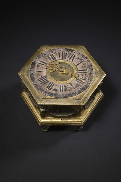 null Horloge de table en laiton doré et argenté de forme hexagonale, à deux aiguilles...