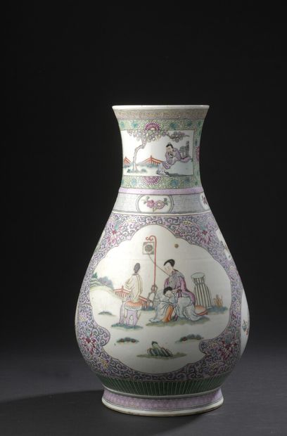 null CHINE - Epoque de la République - MINGUO (1912 - 1949)

Vase à panse basse en...