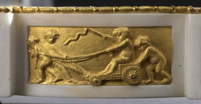 null Pendule en bronze patiné et bronze doré, le cadran à chiffres romains et arabes...