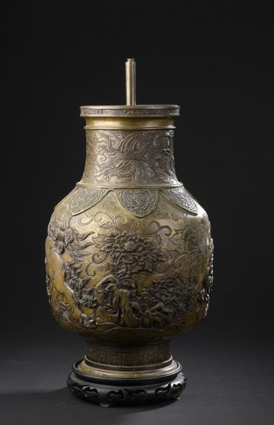 null JAPON - Epoque MEIJI (1868 - 1912)

Vase de forme balustre en bronze ciselé...