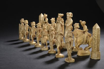 null 
Trente-deux pièces de jeu d'échec en ivoire sculpté, sur le thème d'une bataille...