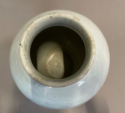 null CHINE - XIXe siècle

Vase balustre en porcelaine émaillée céladon à décor sous...