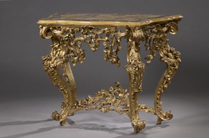 Table console en bois doré à décor ajouré...