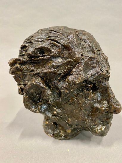  Sculpted head in patinated plaster. 
H. 14 cm