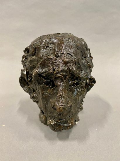 Sculpted head in patinated plaster. 
H. 14...