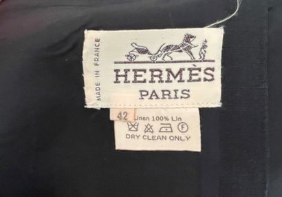 null HERMÈS Paris

Lot de trois jupes en lainage et lin, l’une noire, une grise et...