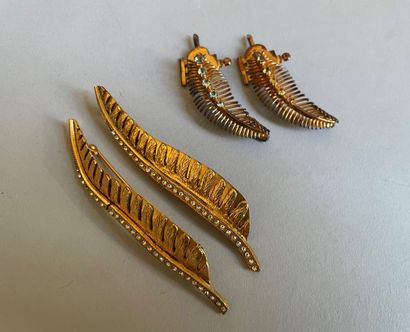 null Anonyme

Lot de deux paires de broches de col de formes plumes en métal doré...