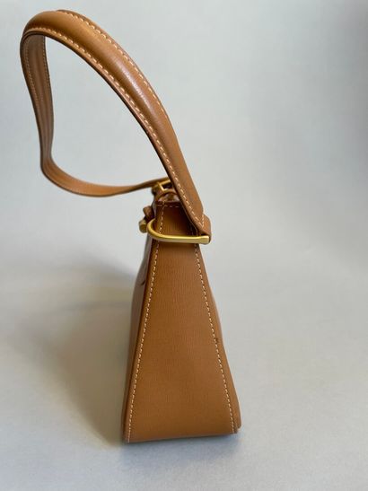 null LONGCHAMP

Sac 28 cm en cuir beige, fermeture à mousqueton et zip.

Bon éta...