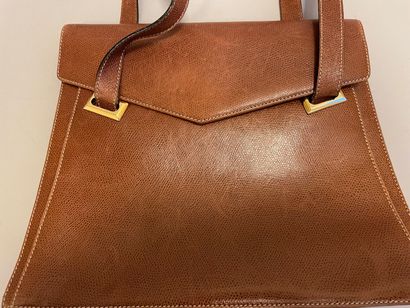 null Salvatore FERRAGAMO

Sac en cuir grainé camel , fermeture sur rabat à pression...