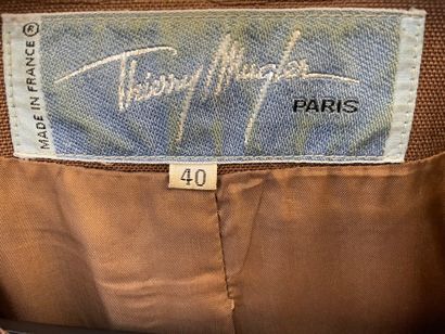 null Thierry MUGLER

Tailleur en lainage marron comprenant une veste à col bateau...