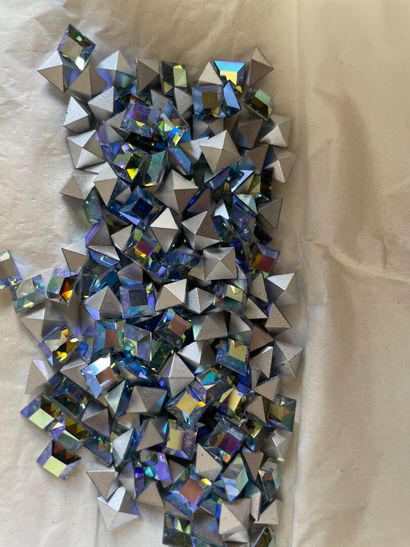 null Stock de cristaux SWAROVSKI, plus de 120 variétés

 (environ 14500 pièces)