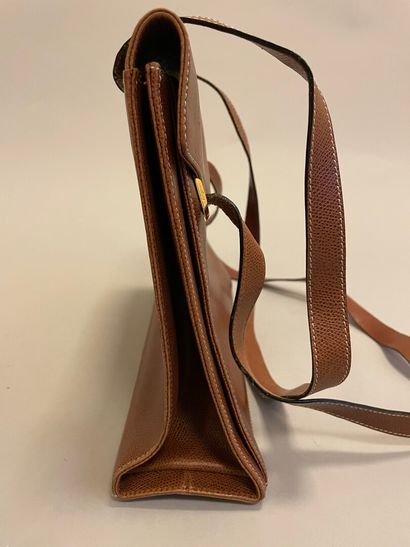 null Salvatore FERRAGAMO

Sac en cuir grainé camel , fermeture sur rabat à pression...