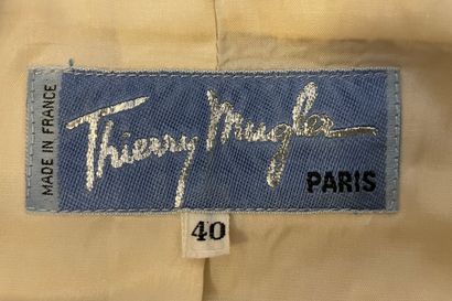 null Thierry MUGLER

Tailleur en coton vanille comprenant une veste portefeuille,...