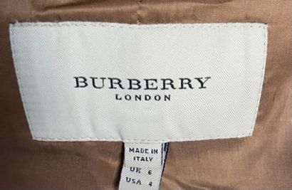 null BURBERRY 

Tailleur en lainage chevrons beiges comprenant une veste courte à...